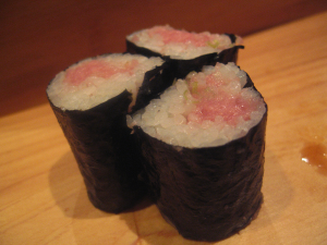 Tuna bella and scallion maki. - Flickr, labeled for reuse